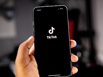 Neue dreiste Betrugsmasche auf Tiktok: Frau von "Schlagerstar" um zehntausende Euro betrogen