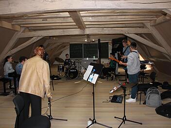Eine Band bei der Probe unterm Dach.