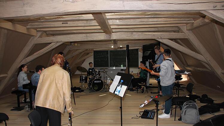Eine Band bei der Probe unterm Dach.