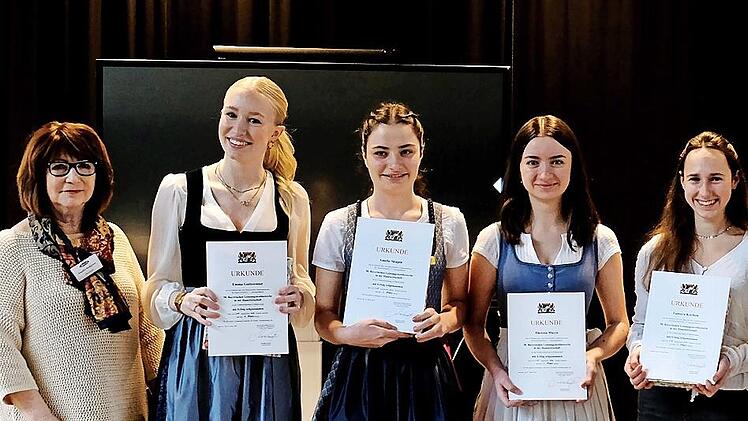 Unser Bild zeigt (von links) Angelika Wollgarten vom Vorstand des Bayerischen Landesausschusses für Landwirtschaft, Emma Gottswinter, Amelie Skupin, Theresa Mayer und Gewinnerin Tamara Kochon.