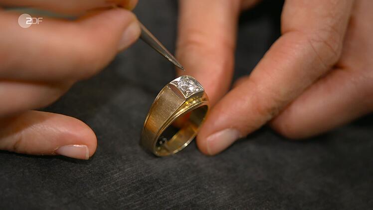 Das Paar Nico und Benjamin wollte einen goldenen Herrenring mit 0,85-Karat-Diamant aus den 1960er Jahren loswerden. Den Preiswunsch von 2.000 Euro bremste Heide Rezepa-Zabel auf 1.200 bis 1.400 Euro. Susanne Steiger war der Ring 1.200 Euro wert.