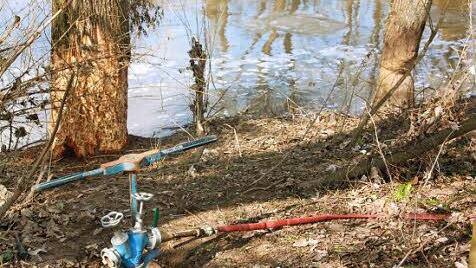 Der Anschluss an die Leitung unter der Aisch, wo die Kompressorluft angeschlossen ist. Das Wasserrohr liegt mindestens in fünf Metern Tiefe.