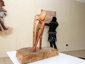 Judith Franke ist froh, dass ihre Skulptur unbeschädigt wieder in ihrem Ausstellungsraum steht. Fotos: Thomas Heuchling/Archiv