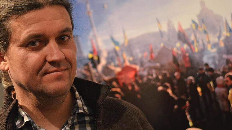 Vladyslav Musienko vor einem seiner beeindruckenden Maidan-Fotos. Foto: Nikolas Pelke