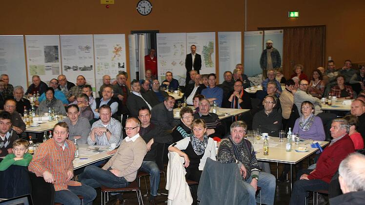 Viele interessierte Eggolsheimer waren in die Eggerbachhalle zum Bürgerfrühstück gekommen. Foto: Sylvia Hubele
