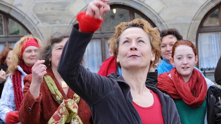 Vor einem Jahr setzten die Initiatoren von "One Billion Rising" ein Zeichen weltweiter Solidarität auf dem Forchheimer Rathausplatz. Foto: J. Hofbauer