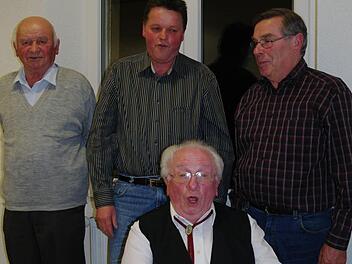 Stimmten zu den Ehrungen noch einmal ein Lied zusammen an: Walter Oster, stellvertretender Vorsitzender (links), gratulierte Klaus Wagner, Hans Richard Ullrich (hinten) und dem Vorsitzenden und neuen Ehrenmitglied Adam Reusch (sitzend). Foto: Stephanie Elm
