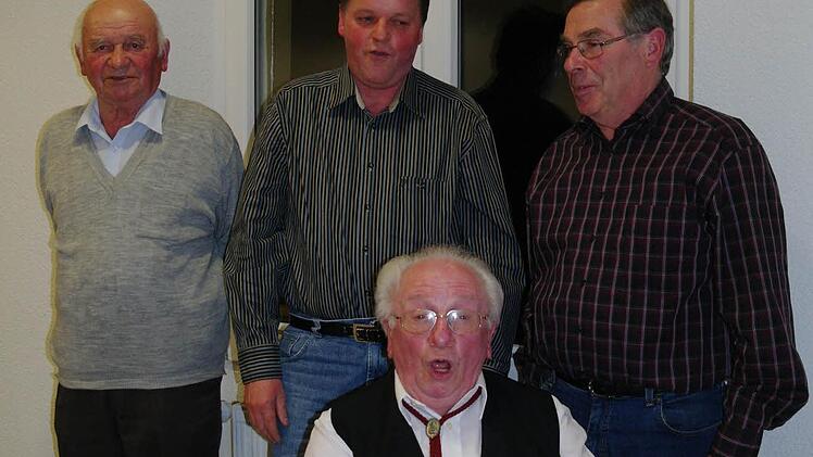 Stimmten zu den Ehrungen noch einmal ein Lied zusammen an: Walter Oster, stellvertretender Vorsitzender (links), gratulierte Klaus Wagner, Hans Richard Ullrich (hinten) und dem Vorsitzenden und neuen Ehrenmitglied Adam Reusch (sitzend). Foto: Stephanie Elm