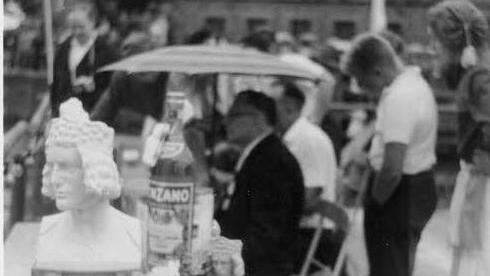 1965: Bürgervereins-Vorsitzender Albinger beim Fischerstechen-Preisgericht Foto: Archiv Bürgerverein 4. Distrikt