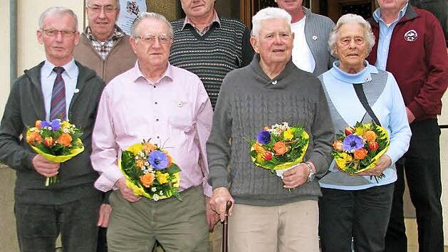 Der Gartenbauverein Creidlitz ehrte die Mitglieder (von links) Dieter Marr, Hans-Joachim K&ouml;hler, Herbert Br&uuml;ckner, Gerhard Neumeier, Folker Koch, Fritz Koch, Anni K&ouml;hler und Siegfried Wittmann.  Foto: Norbert Karbach
