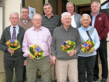 Der Gartenbauverein Creidlitz ehrte die Mitglieder (von links) Dieter Marr, Hans-Joachim Köhler, Herbert Brückner, Gerhard Neumeier, Folker Koch, Fritz Koch, Anni Köhler und Siegfried Wittmann.  Foto: Norbert Karbach