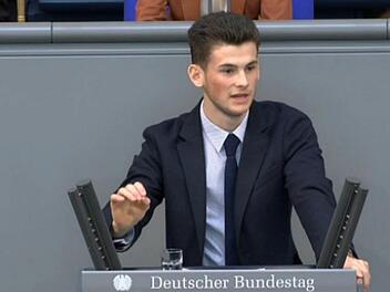 Moritz Regenspurger bei seiner Rede vor dem Planspiel-Plenum... Screenshot: mitmischen.de