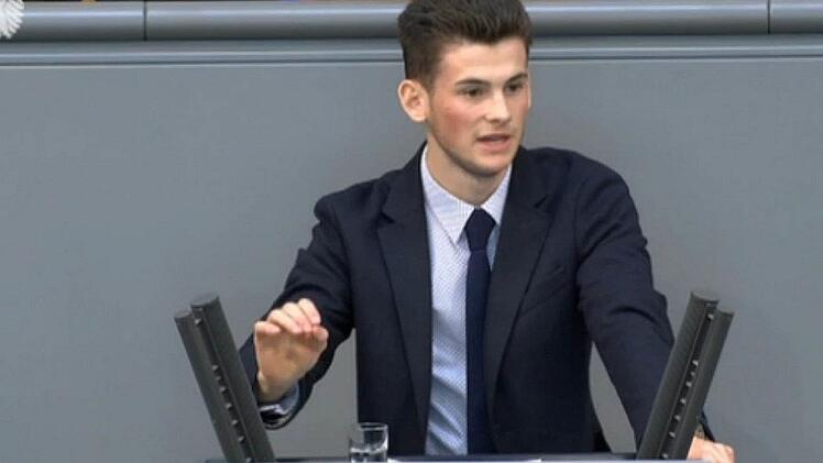 Moritz Regenspurger bei seiner Rede vor dem Planspiel-Plenum... Screenshot: mitmischen.de