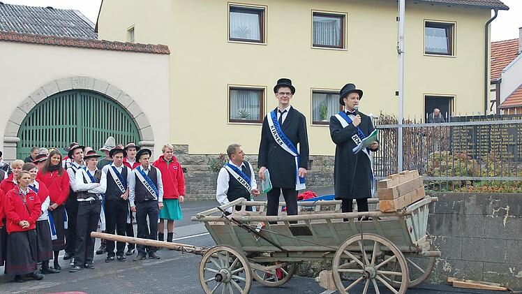 "Kirmes-Bajatz" und "Plootzmänner" sind während der Burgläurer Kirmes auf einem Leiterwagen unterwegs. Foto: Archiv Manfred Mellenthin