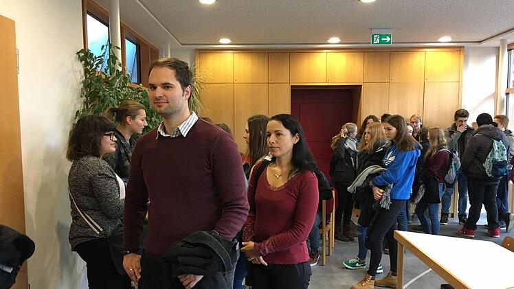 Machtdemonstration am Eingang: Jürgen Schlicher bestimmt willkürzlich nach Augenfarbe oder Verhalten, wer Privilegien bekommt und wer schlecht behandelt wird. Foto: diversity-works.de