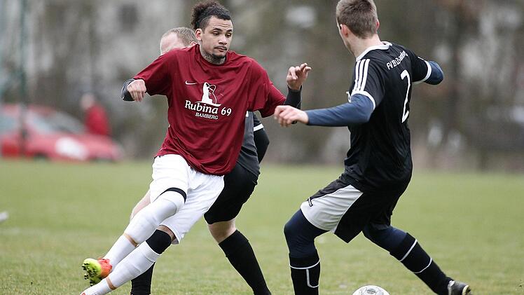 SC 08-Torjäger Patrick Ochs (l.) im Zweikampf mit Daniel Kommer.