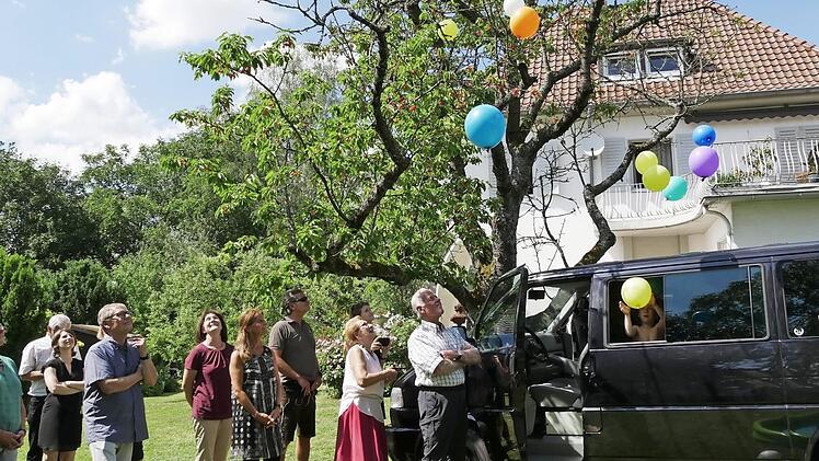Und die Urenkel erfreuen ihre Urgroßmutter zum 100. Geburtstag mit 100 bunten Luftballons, die sie aus dem "noblen Schlitten" mit vielen Glückwünschen auf die Reise schicken. Ihre Eltern und Großeltern schauen zu.