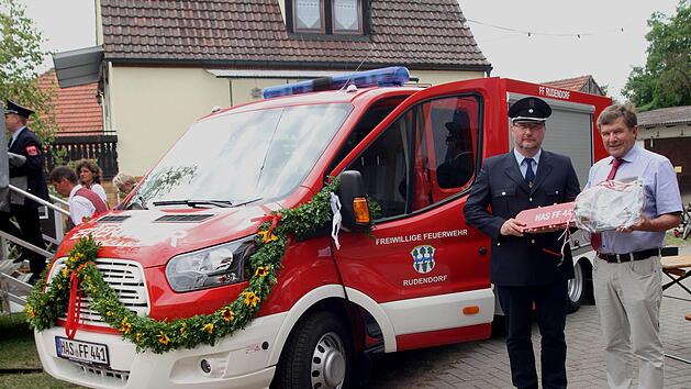 B&uuml;rgermeister Walter Ziegler (rechts) &uuml;berreichte an Kommandant Bernhard Scharting symbolisch einen gro&szlig;en Schl&uuml;ssel f&uuml;r das neue L&ouml;schfahrzeug der Feuerwehr Rudendorf.G&uuml;nther Geiling
