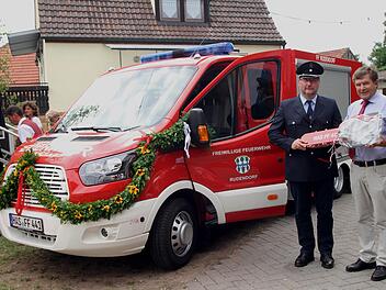 Bürgermeister Walter Ziegler (rechts) überreichte an Kommandant Bernhard Scharting symbolisch einen großen Schlüssel für das neue Löschfahrzeug der Feuerwehr Rudendorf.Günther Geiling