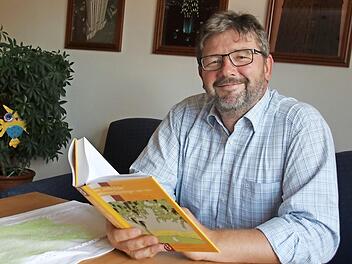 Elmar Kerner mit seiner Doktorarbeit über das Leben von Johannes Grandinger, die als Buch erschienen ist. Foto: Matthias Einwag