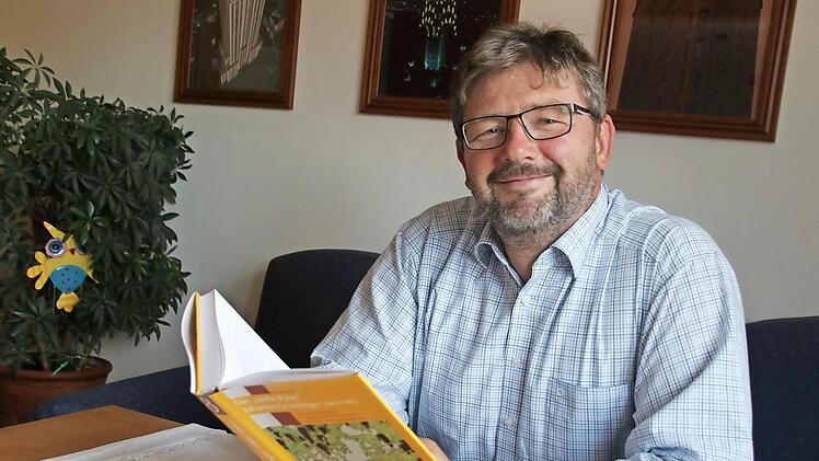 Elmar Kerner mit seiner Doktorarbeit über das Leben von Johannes Grandinger, die als Buch erschienen ist. Foto: Matthias Einwag