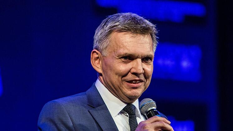 Sonnebergs Bürgermeister Heiko Voigt begrüßte das Thilo Wolf Quartett im Gesellschaftshaus.Foto: Jochen Berger