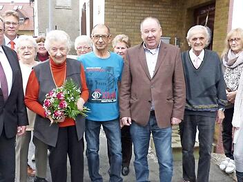 Unser Bild zeigt (von links) stellvertretenden Landrat Dieter Schaar, Peter Sandler, Käthe Böhnlein, Maria Höhn, Jubilarin Betty Schicker, Lotta Schramm, Sohn Norbert, Renate Och, Bürgermeister Alfred Kolenda, Konrad Trier, Marion Asbach und Tochter Maxi.  Foto: Klaus-Peter Wulf