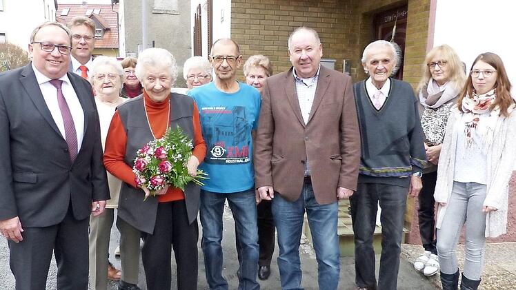 Unser Bild zeigt (von links) stellvertretenden Landrat Dieter Schaar, Peter Sandler, Käthe Böhnlein, Maria Höhn, Jubilarin Betty Schicker, Lotta Schramm, Sohn Norbert, Renate Och, Bürgermeister Alfred Kolenda, Konrad Trier, Marion Asbach und Tochter Maxi.  Foto: Klaus-Peter Wulf