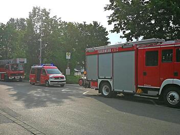 Ammoniak-Alarm rief am Montagabend ein Großaufgebot der Höchstadter Feuerwehr ans Freibad am Kieferndorfer Weg.  Foto: Johanna Blum