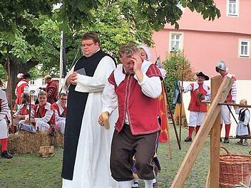 Erneut pr&auml;sentieren die M&uuml;nnerst&auml;dter Heimatspieler wieder die Hans-Sachs-Spiele. Die Laiendarsteller bereichern damit das Rahmenprogramm ihres Freilichtspiels "Die Schutzfrau von M&uuml;nnerstadt" am ersten September-Wochenende. Von links: Andreas Tr&auml;gner und Rudi Rippstein beim Testlauf im letzten Jahr. Foto: Claudia Kind