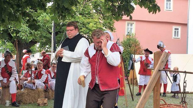 Erneut pr&auml;sentieren die M&uuml;nnerst&auml;dter Heimatspieler wieder die Hans-Sachs-Spiele. Die Laiendarsteller bereichern damit das Rahmenprogramm ihres Freilichtspiels "Die Schutzfrau von M&uuml;nnerstadt" am ersten September-Wochenende. Von links: Andreas Tr&auml;gner und Rudi Rippstein beim Testlauf im letzten Jahr. Foto: Claudia Kind