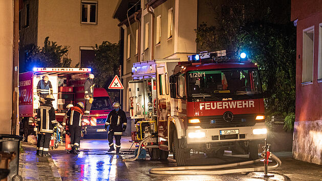 Feuerwehr rettet Menschen vor den Flammen: Brand in dicht bebauter Altstadt
