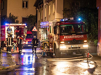 Feuerwehr rettet Menschen vor den Flammen: Brand in dicht bebauter Altstadt
