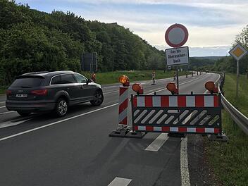 Für Irritationen sorgte am Dienstagabend die Sperrung der Bundesstraße an der Lagerkreuzung: Weil noch keine Umleitung ausgeschildert war, wussten viele ortsunkundige Lkw- und Pkw-Fahrer nicht, wie sie weiter in Richtung Westen fahren sollten.