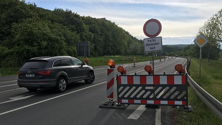 Für Irritationen sorgte am Dienstagabend die Sperrung der Bundesstraße an der Lagerkreuzung: Weil noch keine Umleitung ausgeschildert war, wussten viele ortsunkundige Lkw- und Pkw-Fahrer nicht, wie sie weiter in Richtung Westen fahren sollten.