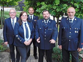 Die Wehr Altdrossenfeld hat in ihrer über 100-jährigen Geschichte mit Tina Peetz erstmals eine Frau als stellvertretende Kommandantin. Es gratulierten von (links) Bürgermeister Harald Hübner, Kreisbrandmeister Thomas Hoffmann, Kommandant Christian Szam und Vorsitzender Jürgen Hüther.