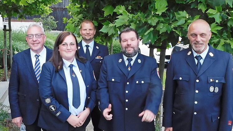 Die Wehr Altdrossenfeld hat in ihrer über 100-jährigen Geschichte mit Tina Peetz erstmals eine Frau als stellvertretende Kommandantin. Es gratulierten von (links) Bürgermeister Harald Hübner, Kreisbrandmeister Thomas Hoffmann, Kommandant Christian Szam und Vorsitzender Jürgen Hüther.