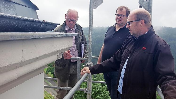 In luftiger Höhe begutachten (von links) die Architekten Peter Kropf und Sandro Selig sowie Kirchenpfleger Bernd Peter die Schäden an der Außenfassade der Wilhelmsthaler Kirche.