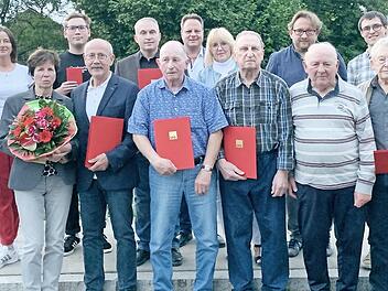 Die SPD zeichnete langjährige Mitglieder aus; im Bild (vorne, von links) Bundestagskandidat Simon Moritz, Ingrid und Helmuth Breitenfelder, Bernhard Förtsch, Erich Sandler, Heiner Meisel, Heinz Hübner und Matthias Hahn sowie (hintere Reihe, von links) Ortsvorsitzende Heike Schweens, Neumitglied Robin Koch, Heiko Hartmann, Oberbürgermeister Ingo Lehmann, Cornelia Taubmann, Matthias Meußgeyer und Bernd Werther
