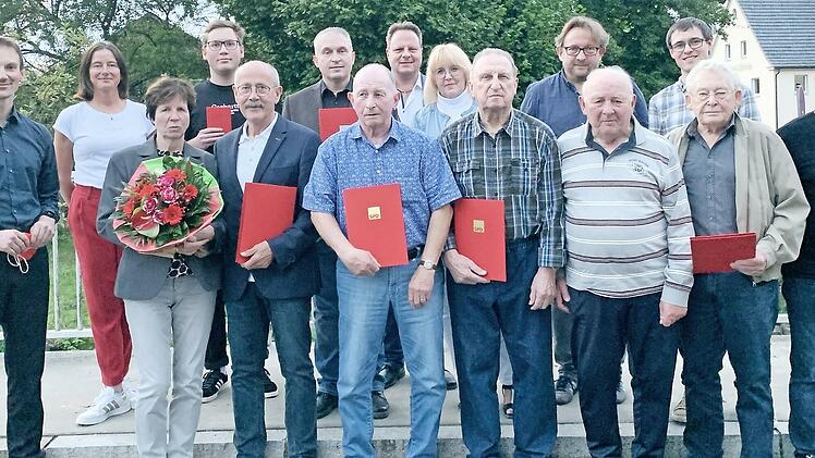 Die SPD zeichnete langjährige Mitglieder aus; im Bild (vorne, von links) Bundestagskandidat Simon Moritz, Ingrid und Helmuth Breitenfelder, Bernhard Förtsch, Erich Sandler, Heiner Meisel, Heinz Hübner und Matthias Hahn sowie (hintere Reihe, von links) Ortsvorsitzende Heike Schweens, Neumitglied Robin Koch, Heiko Hartmann, Oberbürgermeister Ingo Lehmann, Cornelia Taubmann, Matthias Meußgeyer und Bernd Werther