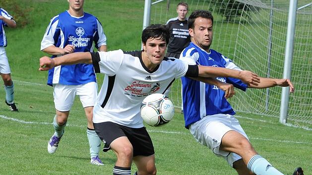 Unser Archivbild zeigt Victor Kleinhenz (links) noch im Trikot der SpVgg Wartmannnsroth/V&ouml;lkersleier beim Duell in Poppenroth. Jetzt kehrt er als Trainer des Regionalligisten TSV Aubstadt zur&uuml;ck an seine alte Wirkungsst&auml;tte. Foto: Hopf