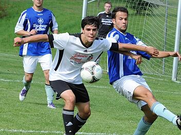 Unser Archivbild zeigt Victor Kleinhenz (links) noch im Trikot der SpVgg Wartmannnsroth/Völkersleier beim Duell in Poppenroth. Jetzt kehrt er als Trainer des Regionalligisten TSV Aubstadt zurück an seine alte Wirkungsstätte. Foto: Hopf