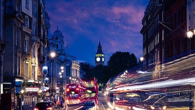 London Big Ben from Trafalgar Square traffic lights at sunset London Big Ben vom Trafalgar Square aus gesehen, Verkehr, Abend