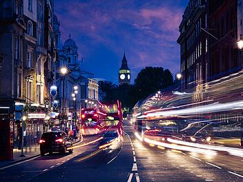 London Big Ben from Trafalgar Square traffic lights at sunset London Big Ben vom Trafalgar Square aus gesehen, Verkehr, Abend