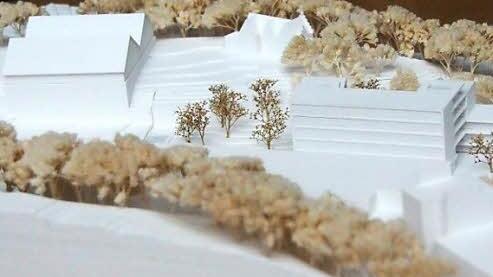 Das Modell im Gelände: Rechts sind die Baukörper der Berghallen zu erkennen, links im Vordergrund das Hofbrauhaus.