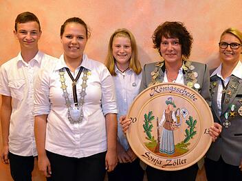 Fast alle Pokale, Scheiben und Titel holten sich in Arnshausen die Frauen. Von links 1. Jugendritter Christian Seufert, Jugendkönig Franziska Greubel, 2. Jugendritter Lilli Brand, 1. Ritter Rebekka Reuß und Schützenkönig Sonja Zöller. Verhindert war Franziska Gabel, die 2. Ritter wurde.Foto:Peter Rauch