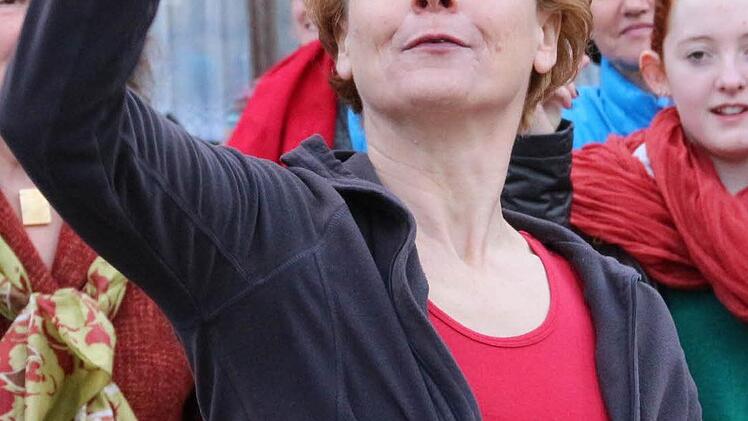 Tanzpädagogin Birgit Gareis engagierte sich als Vortänzerin. Die Damen machten begeistert mit. Foto: Josef Hofbauer