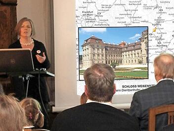 Kerstin Blum erläuterte den Zuhörern unter anderem die Besonderheiten von Schloss Weissenstein bei Pommersfelden. Foto: Johanna Blum
