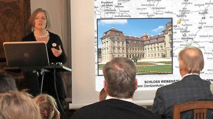 Kerstin Blum erläuterte den Zuhörern unter anderem die Besonderheiten von Schloss Weissenstein bei Pommersfelden. Foto: Johanna Blum