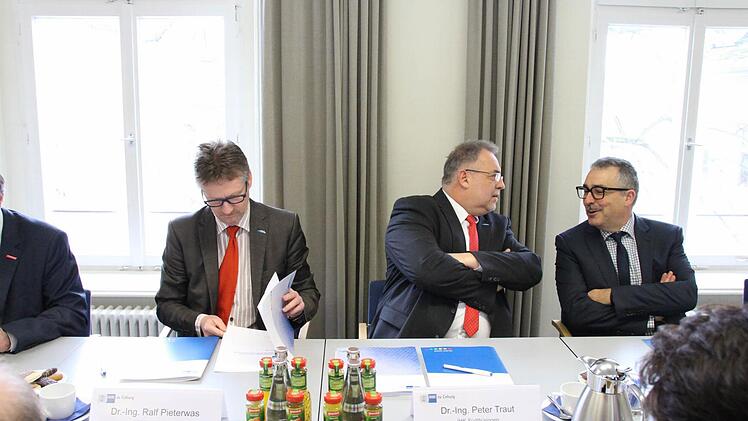 Ralf Pieterwas und Peter Traut (IHK Südthüringen) im Gespräch mit Harald Scheler (Schenker).